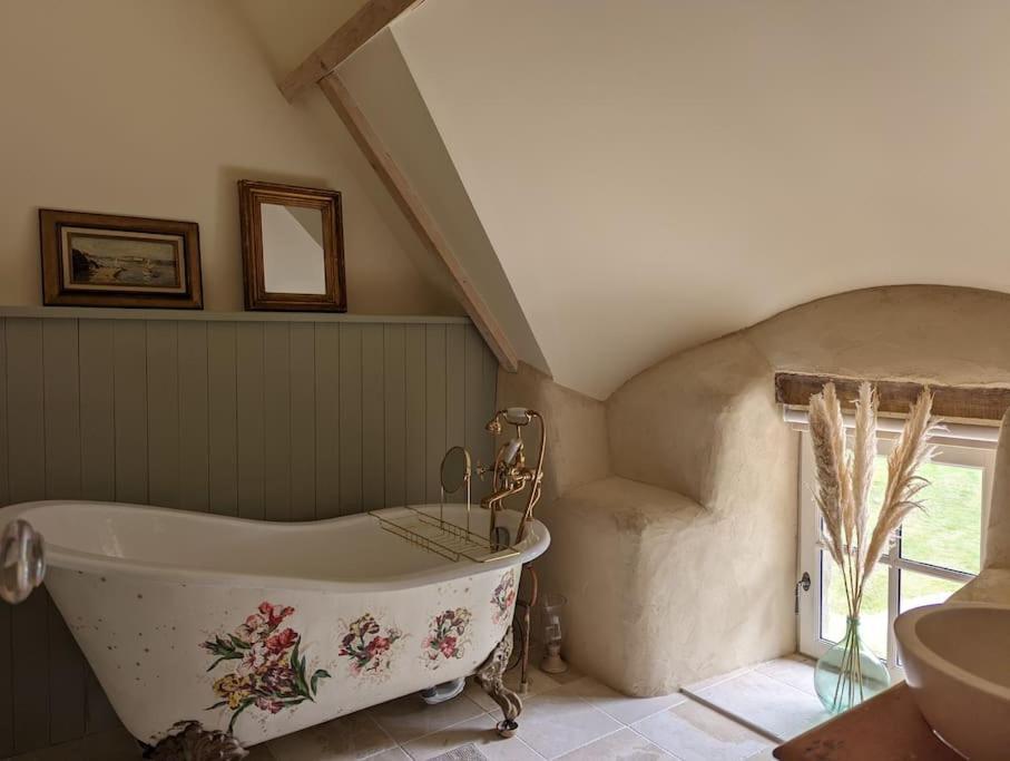 Maison Typique Bretonne Avec Toit De Chaume Camors Екстериор снимка